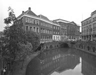 809495 Gezicht op het Stadhuis (Stadhuisbrug) te Utrecht, met links de bij het Stadhuis getrokken huizen Het ...